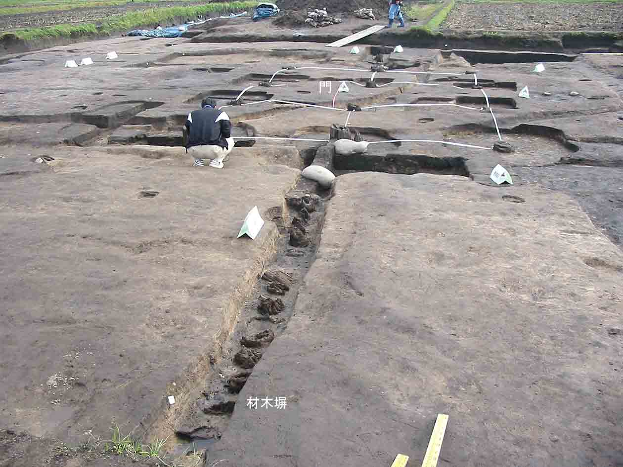 八脚門を西から見る